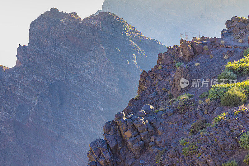 从拉帕尔马火山喷发，康伯雷Vieja喷气孔，从Roque de los Muchachos观看。天空中的灰烬